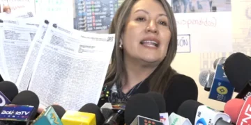 La senadora Claudia Mallon brinda una conferencia de prensa. (Foto: Captura Senado)