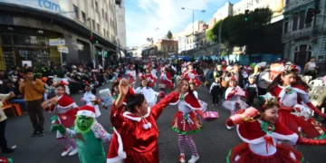 El Desfile Navideño se desarrolla en el centro paceño. Foto: APG.