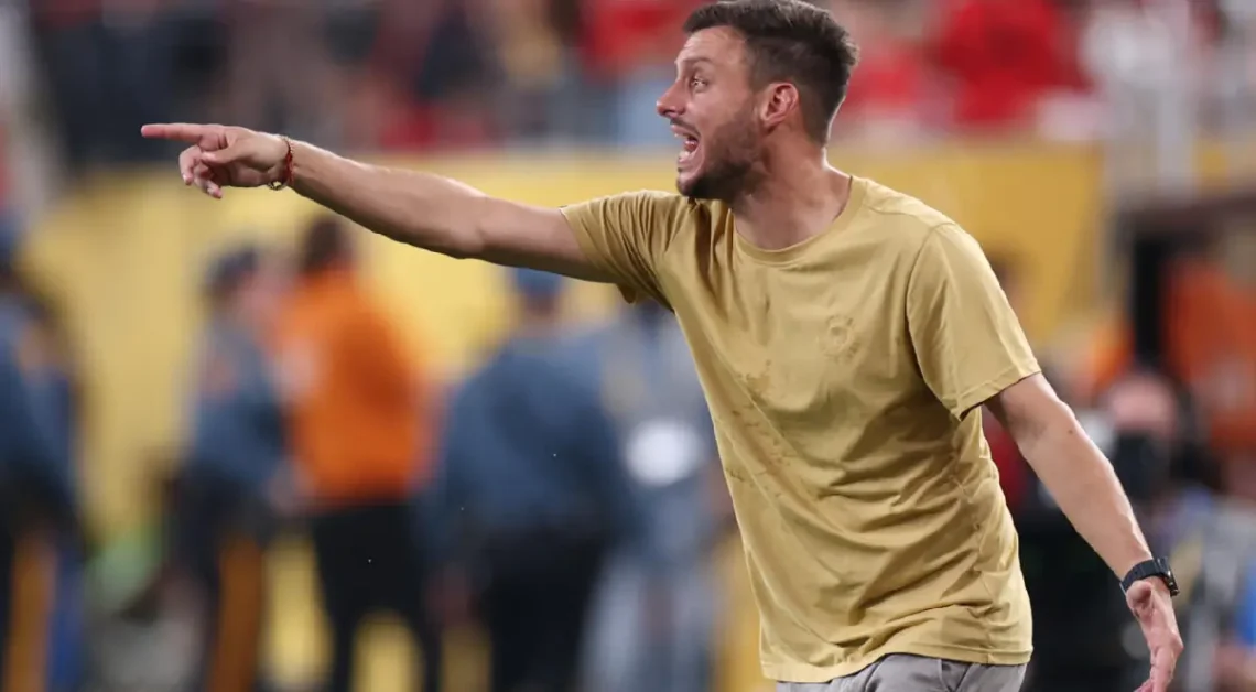 El argentino Martín Anselmi gesticula durante el partido entre el Porto y el Al-Ahly egipcio en el Mundial de Clubes. (FOTO: AFP)