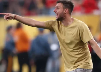 El argentino Martín Anselmi gesticula durante el partido entre el Porto y el Al-Ahly egipcio en el Mundial de Clubes. (FOTO: AFP)