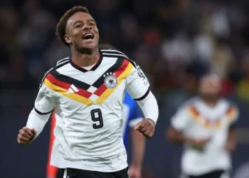 El centrocampista de Alemania Assan Ouedraogo celebra un gol marcado a la visitante Eslovaquia. (FOTO: AFP)