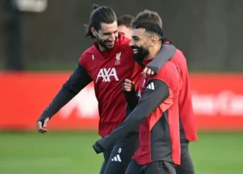 Dominik Szoboszlai y el atacante egipcio Mohamed Salah ríen durante un entrenamiento del Liverpool. (FOTO: AFP)