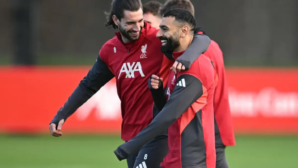 El centrocampista húngaro Dominik Szoboszlai (izq) y el atacante egipcio Mohamed Salah durante un entrenamiento del Liverpool. (FOTO: AFP)