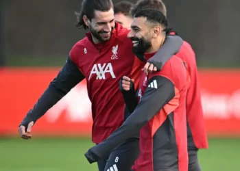 El centrocampista húngaro Dominik Szoboszlai (izq) y el atacante egipcio Mohamed Salah durante un entrenamiento del Liverpool. (FOTO: AFP)