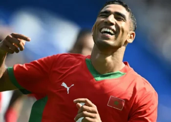 El defensor Achraf Hakimi celebra tras marcar el tercer gol de Marruecos en el partido de cuartos de final del torneo de fútbol de los Juegos Olímpicos de París. (FOTO: AFP)