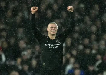 El delantero noruego del Manchester City, Erling Haaland, celebra un gol ante el Fulham en Craven Cottage, en Londres. (FOTO: AFP)