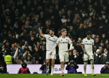 El mexicano Raúl Jiménez celebra su tanto de penal para la victoria del Fulham sobre el Nottingham (FOTO: AFP)