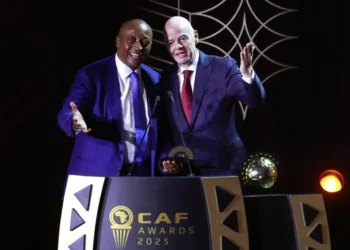 El presidente de la Federación Internacional de Fútbol (FIFA), Gianni Infantino (derecha), posa con el presidente de la Confederación Africana de Fútbol (CAF). (FOTO: AFP)