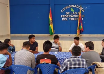 Evo Morales junto con estudiantes universitarios de la UMSS, este domingo. Foto: RKC