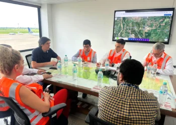 Representantes de la empresa canadiense Aecon se reunieron con el ministro Mauricio Zamora. Foto: Ministerio de Obras Públicas.