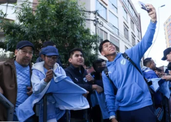 Iver Vaca se toma una selfie con la barra de Bolívar. (Bolívar)