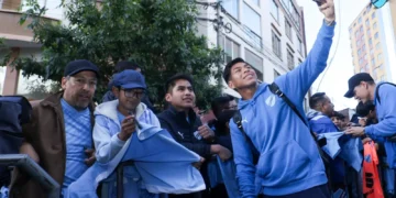 Iver Vaca se toma una selfie con la barra de Bolívar. (Bolívar)