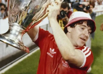 John Robertson levanta la Copa de Europa de 1979B(FOTO: AFP)