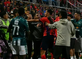 Jugadores del Municipal y del Antigua se enfrentan tras el partido de vuelta de la final del torneo Apertura guatemalteco entre el Municipal y el Antigua. (FOTO: AFP)