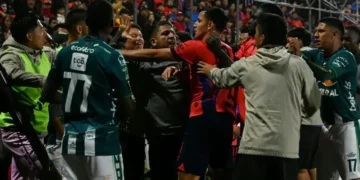 Jugadores del Municipal y del Antigua se enfrentan tras el partido de vuelta de la final del torneo Apertura guatemalteco entre el Municipal y el Antigua. (FOTO: AFP)