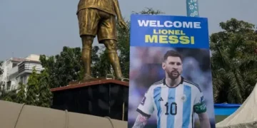 Estatua de Lionel Messi en India. (AFP)
