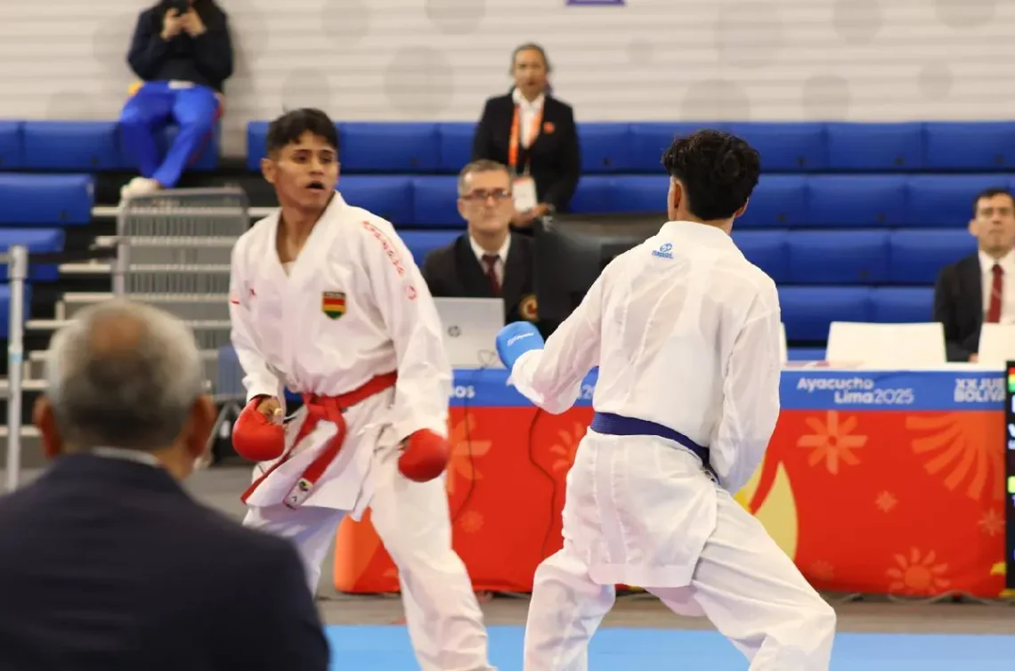 Luis Vera durante su combate de karate en los Juegos Bolivarianos.