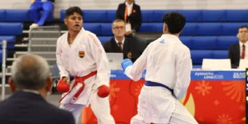 Luis Vera durante su combate de karate en los Juegos Bolivarianos.
