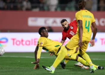 Mohamed Salah remata para anotar el gol de la victoria de Egipto sobre Zimbabue. (FOTO: AFP)