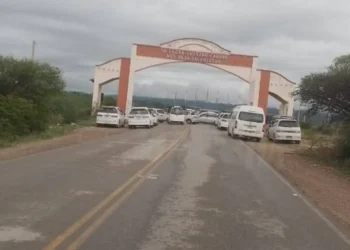 Bloqueo del sector de transporte de Uriondo inició este lunes bloqueos en los accesos al Valle de la Concepción. Foto: RRSS Play Noticias.