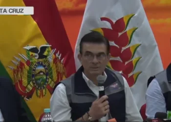 El presidente Rodrigo Paz Pereira con autoridades del sector hidrocaburífero. Foto: Captura Bolivia Tv.