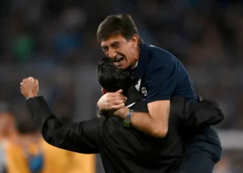 El entrenador de Racing de Avellaneda, Gustavo Costas (der), celebra un gol de su equipo ante Vélez Sarsfield en la Copa Libertadores. (FOTO: AFP)
