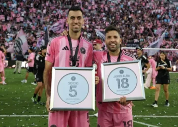 Sergio Busquets y Jordi Alba posan con placas de homenaje a sus carreras tras ganar la final de la MLS. (FOTO: AFP)