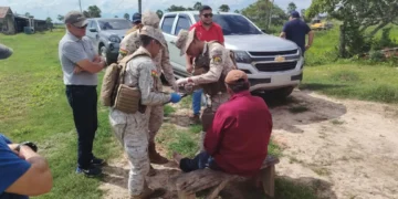 Los tripulantes fueron socorridos por efectivos militares. Foto: Ministerio de Defensa.