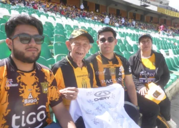 Don Víctor posa con la camiseta del Tigre firmada por todos los jugadores junto a su hija Rossío Ortiz Chávez, su nieto Víctor Ortiz Quinteros y el primo de este, Gared Mattaz. (Ricardo Bajo)