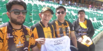 Don Víctor posa con la camiseta del Tigre firmada por todos los jugadores junto a su hija Rossío Ortiz Chávez, su nieto Víctor Ortiz Quinteros y el primo de este, Gared Mattaz. (Ricardo Bajo)