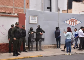 Efectivos de la Policía en instalaciones de YPFB en Cochabamba. Foto: APG.
