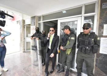 Uno de los allanamientos en YPFB. Foto: APG.