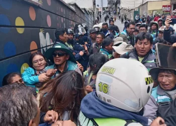 Enfrentamiento entre funcionarios de la Alcaldía y trabajadores de Emaverde. FOTO: GAMLP