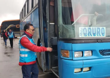 Personal de la ATT realiza operativos de control en las terminales terrestres. FOTO: ATT