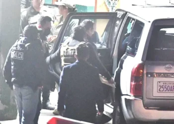 El expresidente Luis Arce es trasladado a la cárcel.