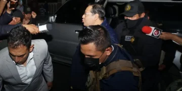 El expresidente Luis Arce ingresa a la cárcel de San Pedro. (Foto: APG)