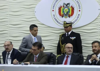 Los integrantes de la Comisión de la Verdad de Hidrocarburos. Foto: APG.