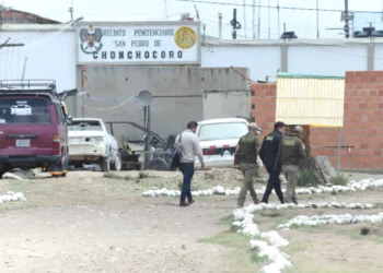 La Policía y la Fiscalía ingresan al penal de Chonchocoro. (Foto: APG)