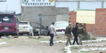 La Policía y la Fiscalía ingresan al penal de Chonchocoro. (Foto: APG)