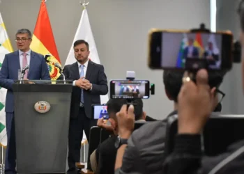 Los ministros Gabriel Espinoza y Mauricio Medinaceli defienden la decisión de eliminar la subvención. Foto: APG.