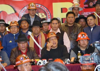 El secretario ejecutivo de la COB, Mario Argollo, junto a sus afiliados. (Foto: APG)