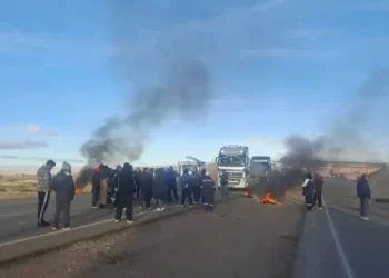 Boqueo de transportistas en la ruta La Paz-Oruro, a la altura de Konani. (Captura pantalla - Facebook)