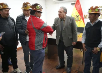 El ministro Marco Antonio Calderón con el sector minero. Foto: Ministerio de Minería.