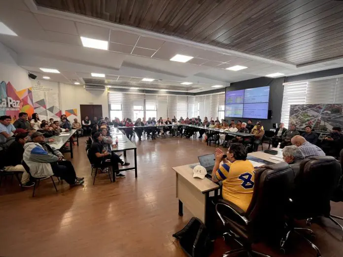Reunión entre el alcalde Iván Arias y organizaciones sociales. FOTO: AMUN