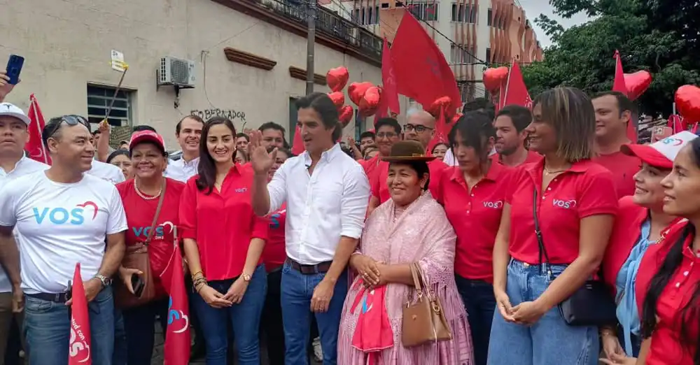 Mamen Saavedra y sus seguidores, luego de registrar su candidatura.
Foto: Unitel