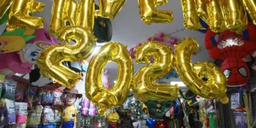 La gente acude paulatinamente a los mercados en busca de los preparativos para el Año Nuevo. Foto: APG.