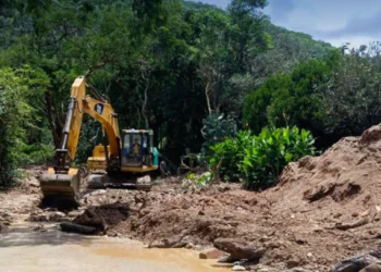Maquinaria de la ABC en un valle cruceño. Foto: ABC.