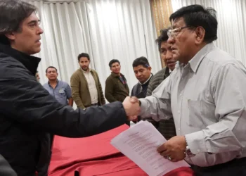 Lucio Gómez, secretario ejecutivo de la Confederación de Choferes, con el ministro Mauricio Zambrana. Foto: Ministerio de Obras Públicas.
