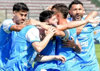 Estudiantes de Río Cuarto festeja tras vencer a Deportivo Madryn por 3-1 en el global. (FOTO: AFA)