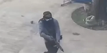 Los secuestradores tenían armas largas y uniformes policiales/Captura de video